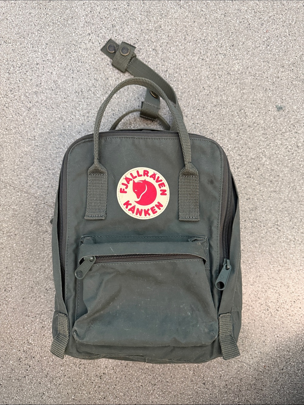 Fjallraven Kånken backpack (Mini) in deep green with red logo
